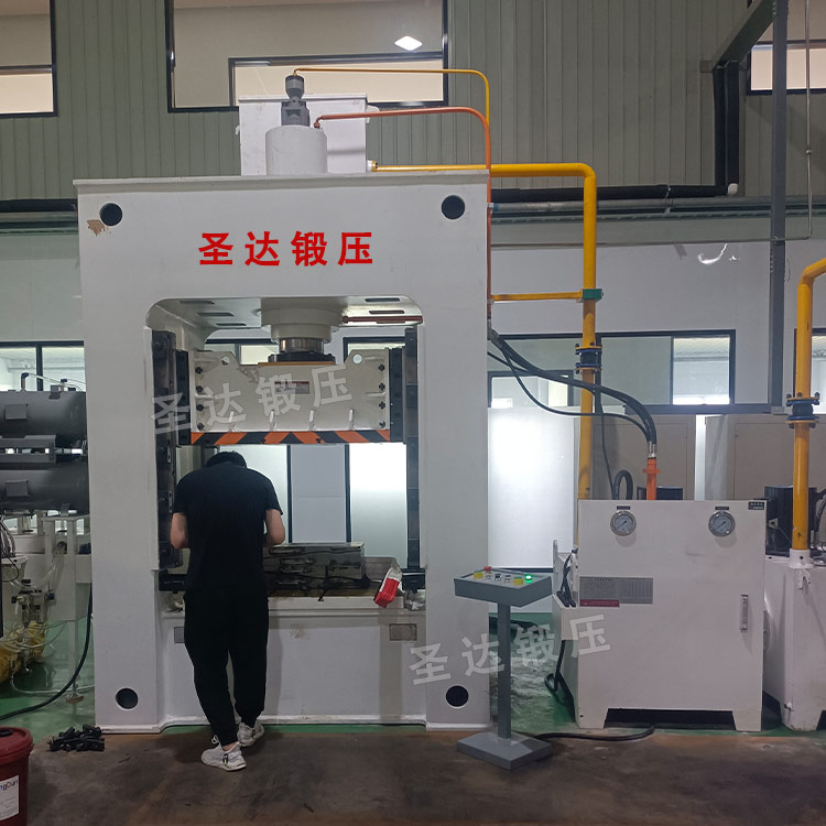 汽車(chē)內(nèi)飾件成型液壓機(jī)客戶(hù)車(chē)間試機(jī)