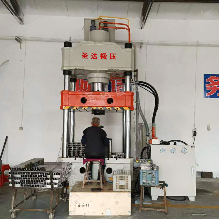 315噸三梁四柱液壓機(jī)客戶現(xiàn)場 315噸三梁四柱液壓機(jī)客戶現(xiàn)場