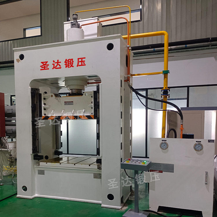 150噸汽車(chē)內(nèi)飾件成型液壓機(jī)現(xiàn)場(chǎng)